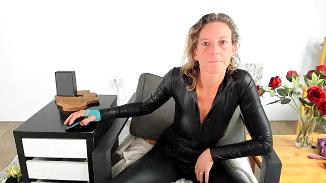 Snapshot of MendiPetite chatting on October 2025 07:39:01 AM MendiPetite online show from October 2025 07:39:01 AM