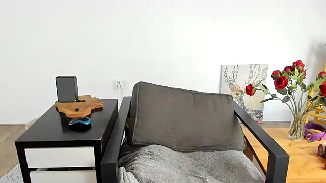 Snapshot of MendiPetite chatting on October 2025 08:48:01 AM MendiPetite online show from October 2025 08:48:01 AM