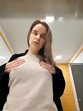 RaonXO online show from December 2024 06:28:01 PM