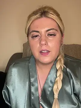 Snapshot of Blondiee3088 chatting on February 2025 08:41:01 PM Blondiee3088 online show from February 2025 08:41:01 PM