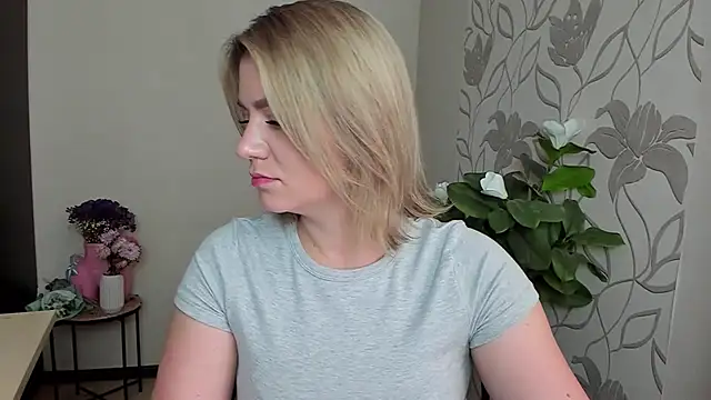 Snapshot of MariaSttone chatting on September 2025 12:59:02 PM MariaSttone online show from September 2025 12:59:02 PM