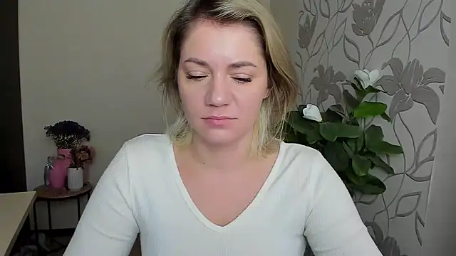 Snapshot of MariaSttone chatting on October 2025 09:40:02 AM MariaSttone online show from October 2025 09:40:02 AM
