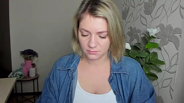 Snapshot of MariaSttone chatting on October 2025 10:24:01 AM MariaSttone online show from October 2025 10:24:01 AM