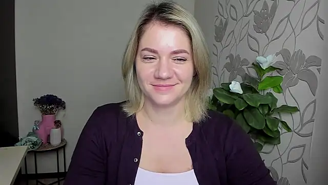 Snapshot of MariaSttone chatting on October 2025 03:45:01 PM MariaSttone online show from October 2025 03:45:01 PM