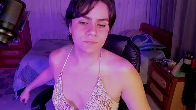 Snapshot of isabelacooperr chatting on June 2026 05:20:02 AM isabelacooperr online show from June 2026 05:20:02 AM