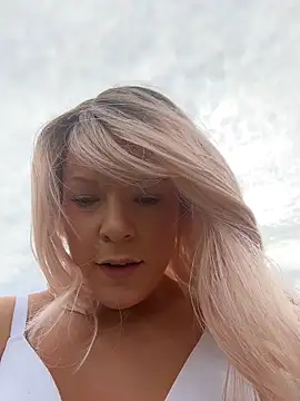 EllaSnow online show from April 2026 10:15:02 PM