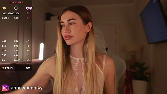 Coconutkittyy online show from December 2024 05:25:01 PM