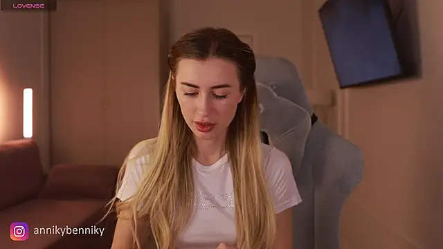 Coconutkittyy online show from March 2025 06:00:01 PM