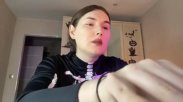 Maria Bowie online show from October 2025 07:54:01 AM