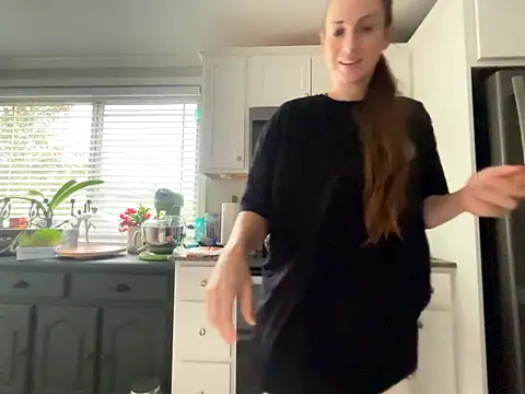 MissSwitch online show from November 2025 03:03:02 PM