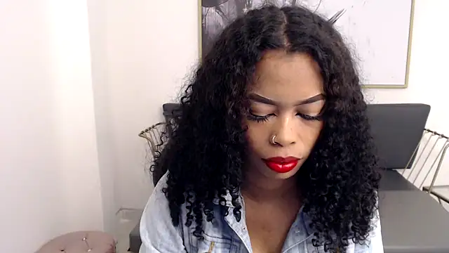 Snapshot of Shenna_brunette_ chatting on December 2024 01:07:02 PM Shenna brunette online show from December 2024 01:07:02 PM