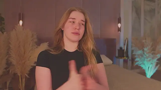 Smiley Mia online show from April 2026 05:12:02 AM