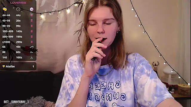 Snapshot of Moona_xx chatting on December 2024 11:20:02 PM Moona xx online show from December 2024 11:20:02 PM