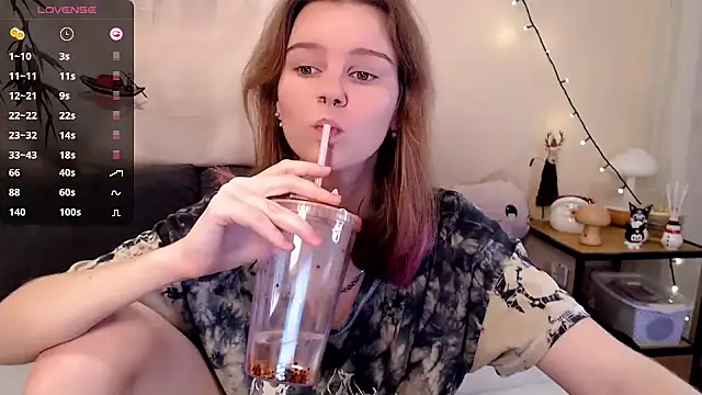 Snapshot of Moona_xx chatting on January 2025 10:07:02 PM Moona xx online show from January 2025 10:07:02 PM