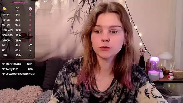 Snapshot of Moona_xx chatting on January 2025 06:00:01 PM Moona xx online show from January 2025 06:00:01 PM