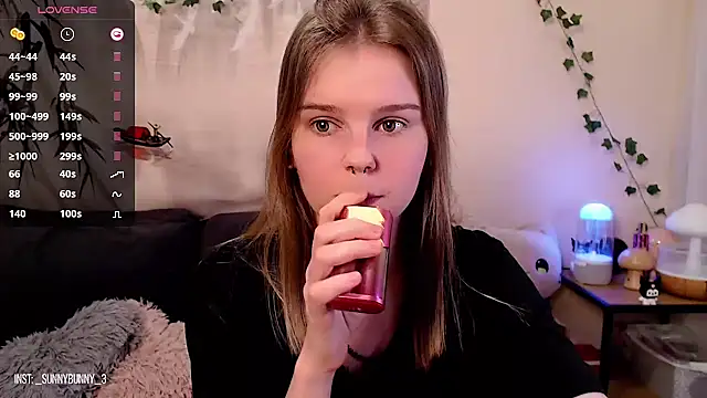 Snapshot of Moona_xx chatting on March 2025 11:28:02 PM Moona xx online show from March 2025 11:28:02 PM