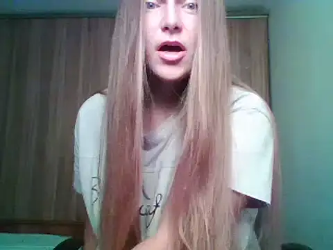 Snapshot of Evasapples chatting on October 2025 04:25:02 PM Evasapples online show from October 2025 04:25:02 PM