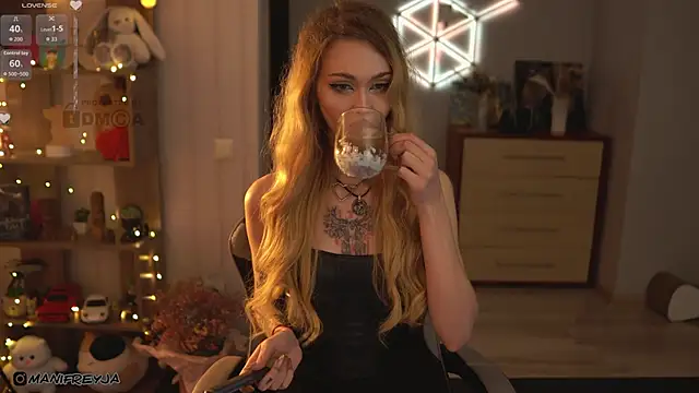 ManiFreyja online show from October 2025 06:19:02 PM