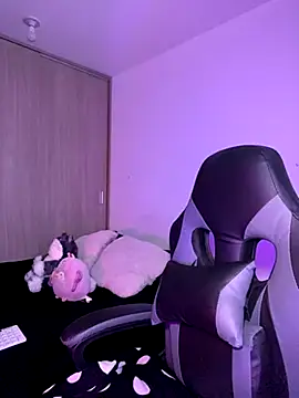 Crystal Dluna online show from November 2025 04:18:01 PM