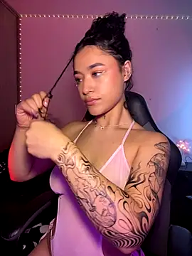 Crystal Dluna online show from December 2025 04:05:01 PM