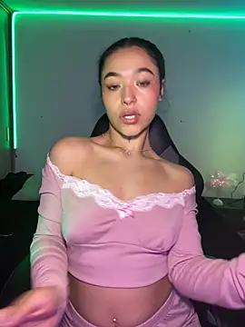 Crystal Dluna online show from December 2025 04:03:02 PM