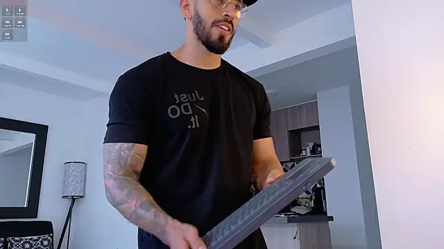 Snapshot of tony_muscle chatting on November 2025 09:40:01 PM tony muscle online show from November 2025 09:40:01 PM