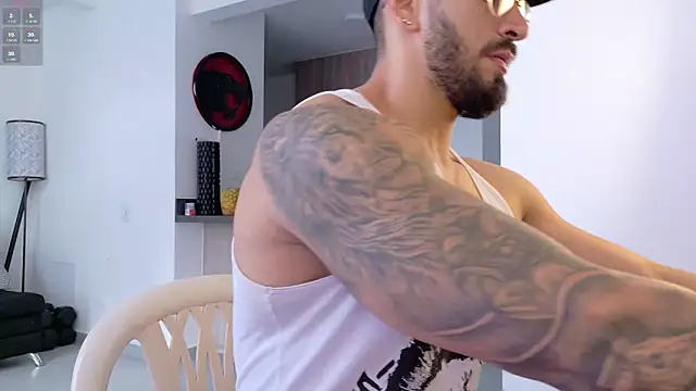 Snapshot of tony_muscle chatting on November 2025 09:30:02 PM tony muscle online show from November 2025 09:30:02 PM