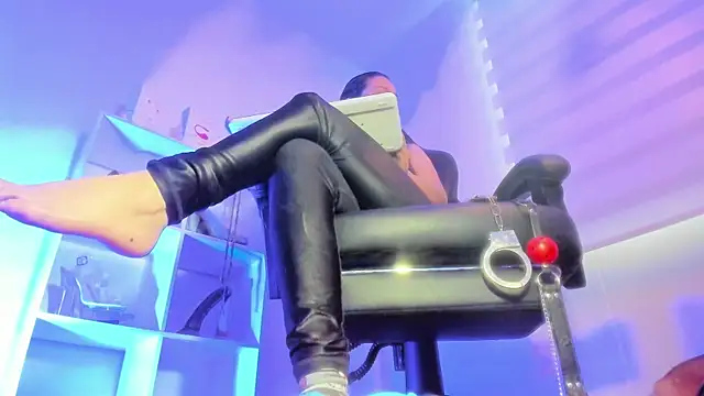 charlotte joliedart online show from October 2025 10:01:01 PM