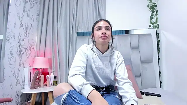 dafne queenn online show from September 2025 12:54:01 PM