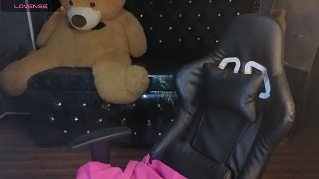 Kitty fox b online show from October 2025 12:51:01 PM