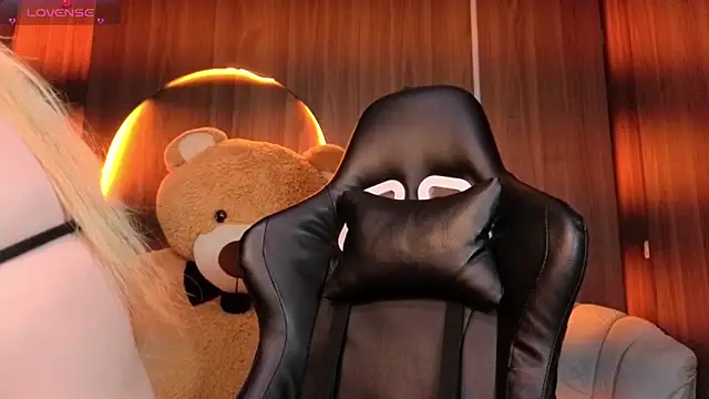 Snapshot of Kitty_fox_b chatting on February 2026 01:37:02 PM Kitty fox b online show from February 2026 01:37:02 PM