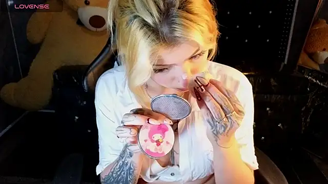 Snapshot of Kitty_fox_b chatting on February 2026 01:10:01 PM Kitty fox b online show from February 2026 01:10:01 PM