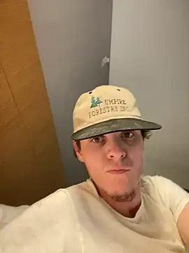 Snapshot of devinshd chatting on December 2024 08:00:02 AM devinshd online show from December 2024 08:00:02 AM