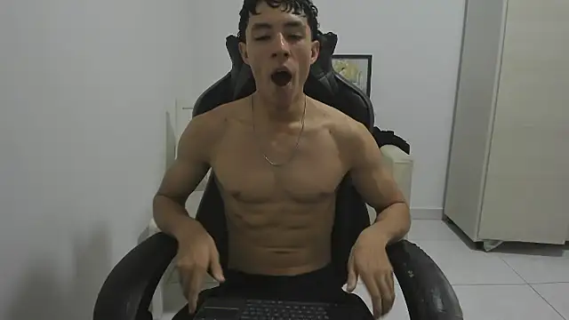 Snapshot of enzo_sloran chatting on February 2026 05:30:01 PM enzo sloran online show from February 2026 05:30:01 PM