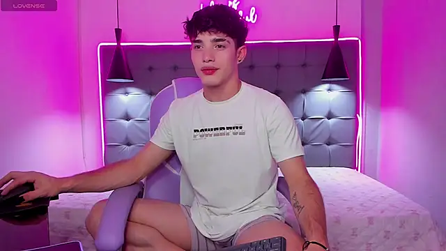 AlejooTwink online show from December 2025 09:41:02 PM