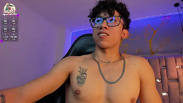 AkazaBoy  online show from December 2024 10:56:01 PM