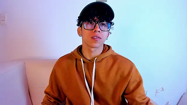 AkazaBoy  online show from April 2026 05:45:02 AM