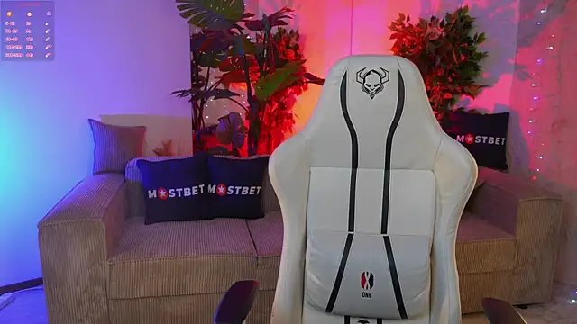 Magnetic Mia  online show from December 2024 07:38:02 PM