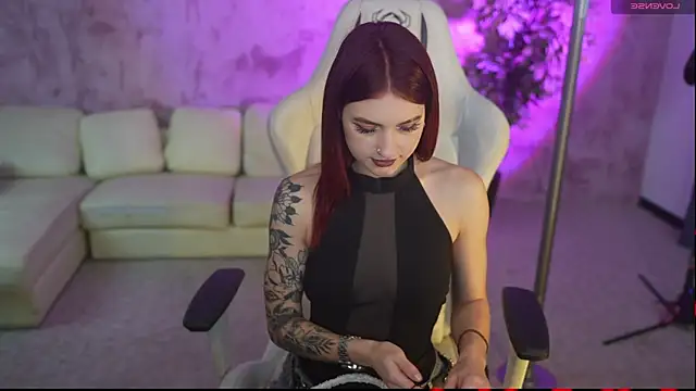 Magnetic Mia  online show from December 2025 03:47:01 AM