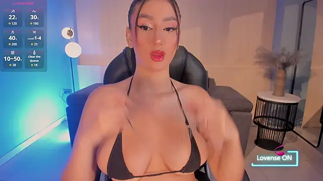 Snapshot of MaddisonLowe chatting on October 2025 04:53:01 AM MaddisonLowe online show from October 2025 04:53:01 AM