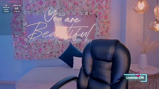 Snapshot of MaddisonLowe chatting on November 2025 05:07:01 AM MaddisonLowe online show from November 2025 05:07:01 AM