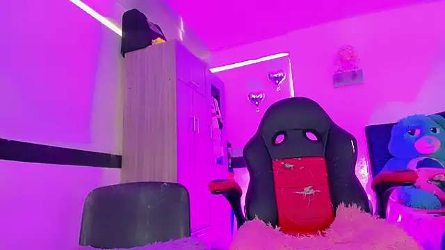 Hellen moons   online show from March 2026 07:07:02 PM