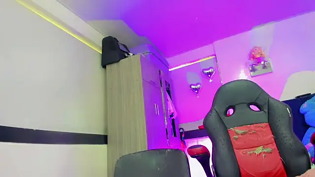 Hellen moons   online show from March 2026 07:13:02 PM