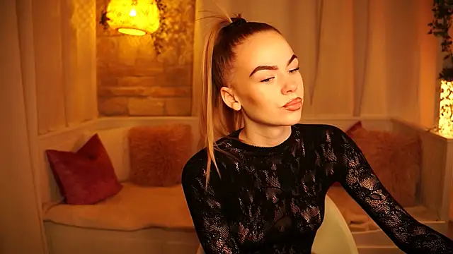Snapshot of sn0w_barbie chatting on February 2025 09:34:02 AM sn0w barbie online show from February 2025 09:34:02 AM