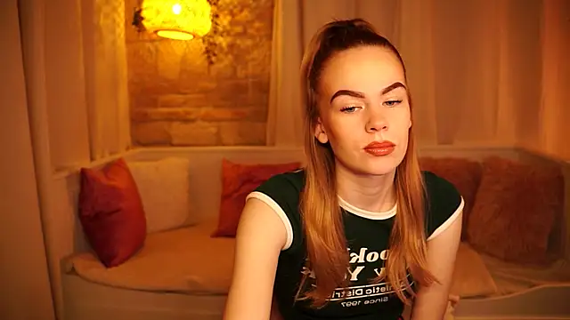 Snapshot of sn0w_barbie chatting on March 2025 09:34:02 AM sn0w barbie online show from March 2025 09:34:02 AM