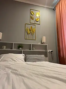 Holly Molii online show from May 2026 11:06:01 AM