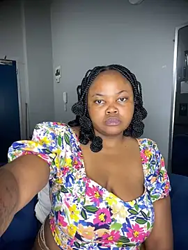 Snapshot of Curveysinaa chatting on December 2025 10:05:01 PM Curveysinaa online show from December 2025 10:05:01 PM