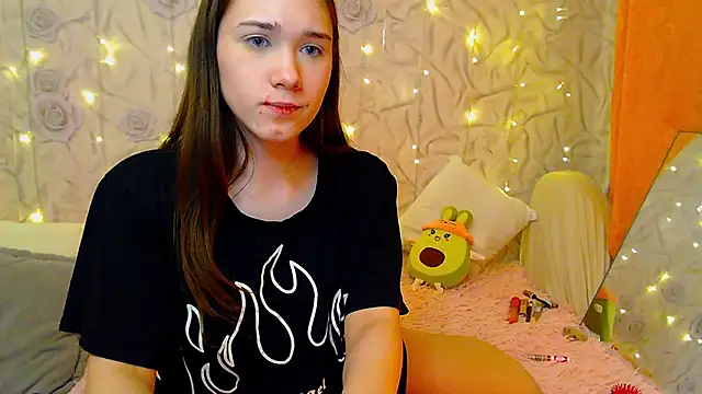 fluffy kitty  online show from October 2025 09:04:02 PM