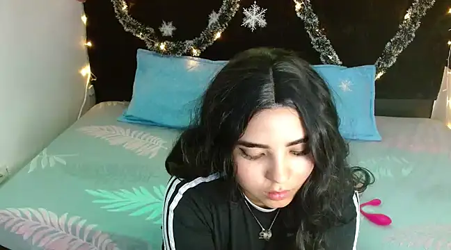 Miapeyton online show from December 2024 03:32:02 PM