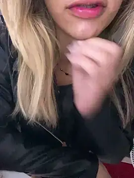 Snapshot of Carolinen chatting on January 2025 03:44:01 AM Carolinen online show from January 2025 03:44:01 AM